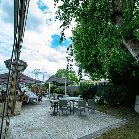 Logis - Le Relais Du Parisis Hotel