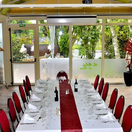Szálloda Logis - Le Relais Du Parisis 2*