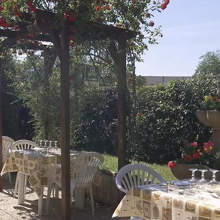 Szálloda Logis - Le Relais Du Parisis Villeparisis