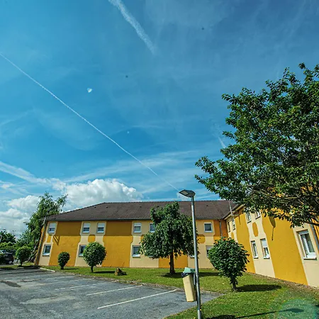 Szálloda Logis - Le Relais Du Parisis 2*