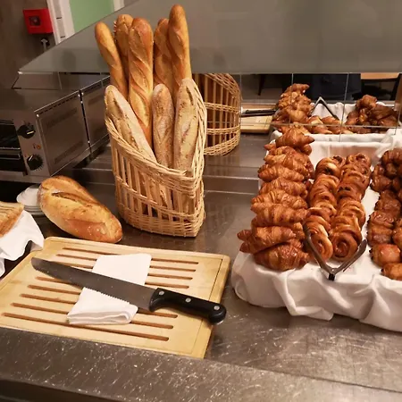 Szálloda Logis - Le Relais Du Parisis 2*