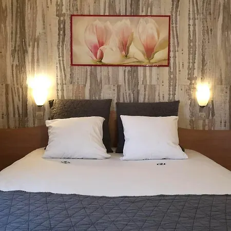 Logis - Le Relais Du Parisis 2*