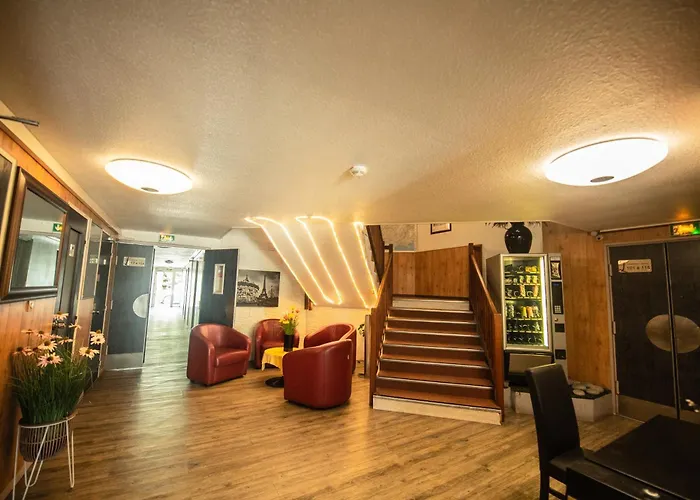 Logis - Le Relais Du Parisis Hotel 2*