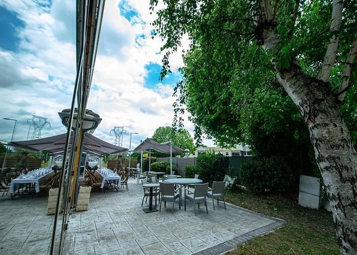 Logis - Le Relais Du Parisis Hotel