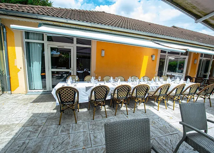 Logis - Le Relais Du Parisis 2*