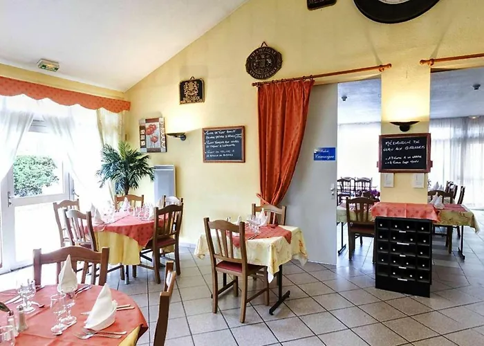 Logis - Le Relais Du Parisis Hotel