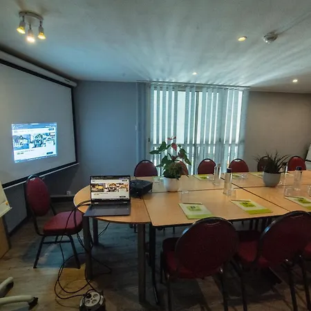 Logis - Le Relais Du Parisis Hotell