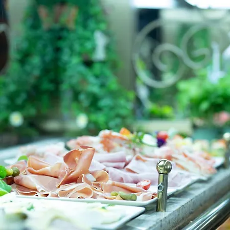 Hotell Logis - Le Relais Du Parisis Villeparisis