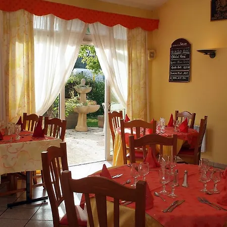 Hotell Logis - Le Relais Du Parisis 2*