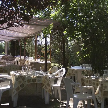 Logis - Le Relais Du Parisis Hotell